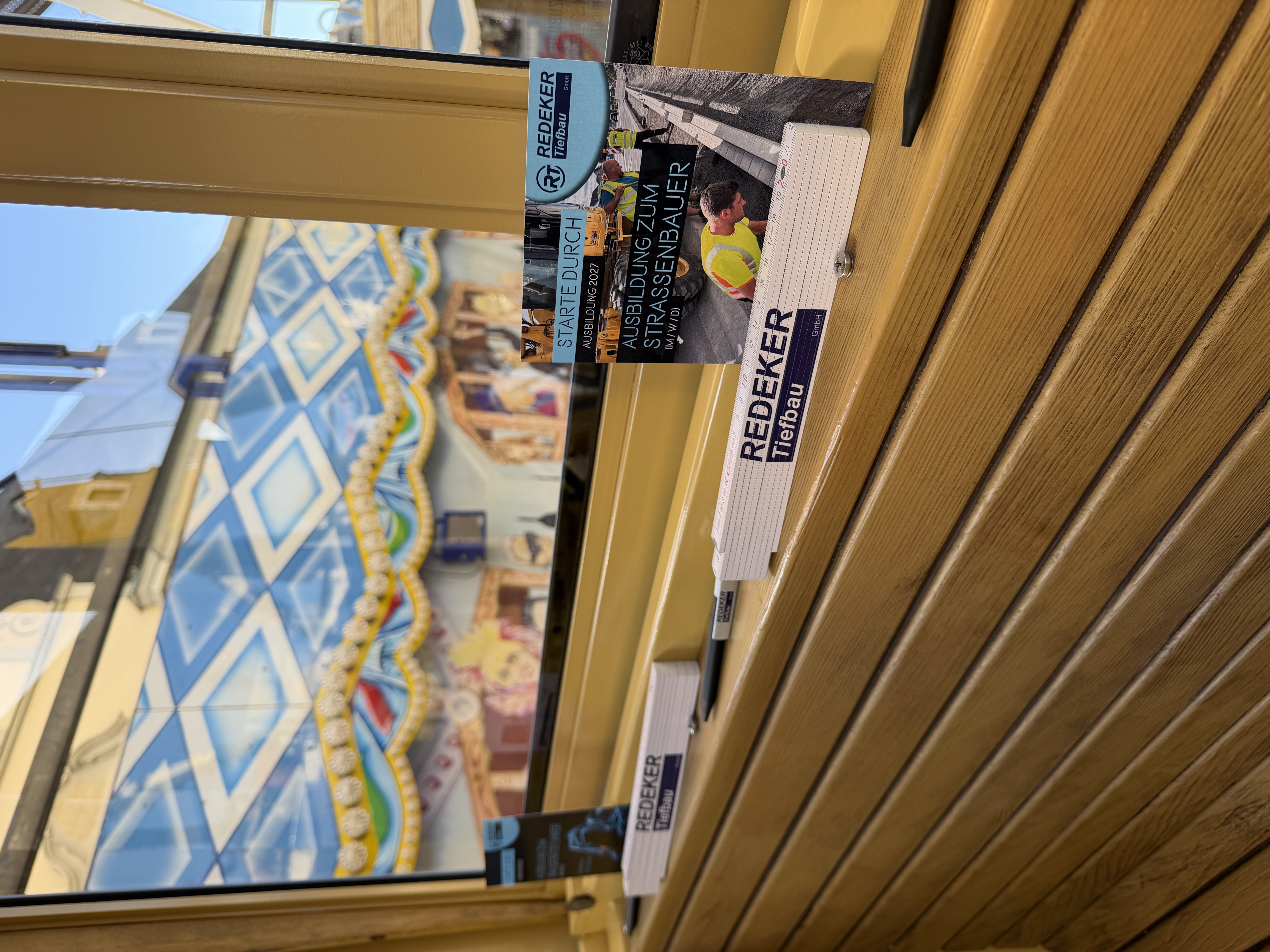 Zollstöcke und Flyer der Redeker Tiefbau GmbH in unserer Gondel beim Azubi-Wheeldating in Lippstadt.
