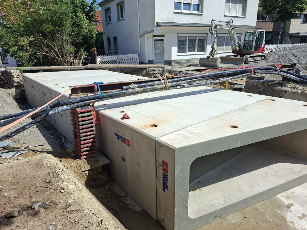 Zwei Betonfertigteile des Rahmendurchlasses nebeneinander in der Baugrube